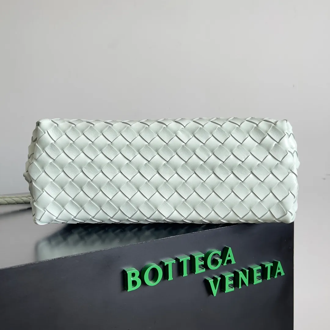 The 2023 new Andiamo batch of 2260 BV has been shipped‼ ️Really popular🔥The new Andiamo woven handbag launched by Bottega Veneta this season is really popular all over the world! ! Celebrities at home and abroad have worn it, and Oscar-winning actress Michelle Yeoh has taken it out on the street. Song Jia, Trai Yara, Yu Feihong, Sanji Ayaka, Rosie Hunting-Whiteley, Yoshioka Riho, etc. have all picked up this bag. It is classic and versatile, showing off its temperament, and the bag capacity is also large, which is very convenient for daily commuting! ! A variety of carrying methods, the shoulder straps can be adjusted by yourself, the original lambskin feels soft and delicate, and the unisex style breaks the gender boundaries and brings a more practical and long-lasting use experience. Andiamo, which has both elegant and casual styles, perfectly interprets the true appearance of "fashionable old money style". Style number: 743572 Size: 32*24*12